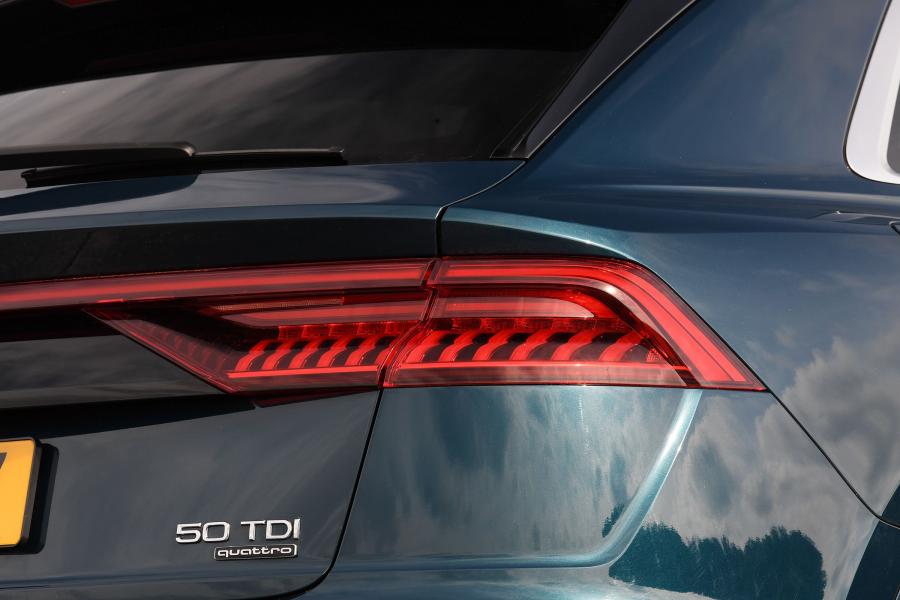 Детали экстерьера Audi Q8 50 TDI Quattro S-Line 2018 года  (UK) (фото 23 из 27)